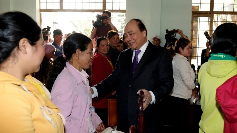 Thăm chúc tết và trao quà cho các hộ gia đình nghèo, đồng bào dân tộc thiểu số tỉnh Đắk Lắk, Thủ tuớng Chính phủ Nguyễn Xuân Phúc yêu cầu không để gia đình nào đói cơm lạt muối trong dịp Tết này (Thời sự đêm 8/2/2018)