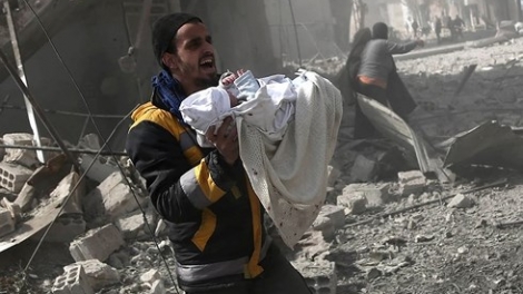 Hội đồng Bảo an Liên hợp quốc kêu gọi lệnh ngừng bắn ở Đông Ghouta của Syria khi khoảng 400.000 người dân ở đây đang phải hứng chịu "bi kịch của nhân loại" (Thời sự trưa 22/2/2018)