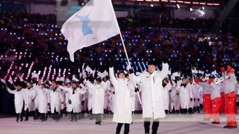 Thế vận hội mùa Đông PyeongChang 2018 đã chính thức khai mạc. Tại buổi lễ, vận động viên của hai miền Triều Tiên cùng diễu hành chung dưới lá cờ mang hình một bán đảo Triều Tiên thống nhất (Thời sự đêm 9/2/2018)