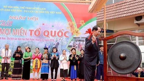 Chủ tịch nước Trần Đại Quang đánh cồng khai hội “Sắc xuân trên mọi miền Tổ quốc”. (Thời sự đêm 24/02/2018)