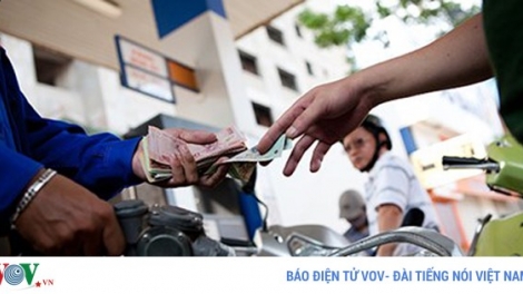 Bộ Tài chính đã đề xuất tăng kịch trần lên 4.000 đồng/lít thuế bảo vệ môi trường đối với xăng, dầu từ 1/7 tới (Thời sự trưa 23/2/2018)