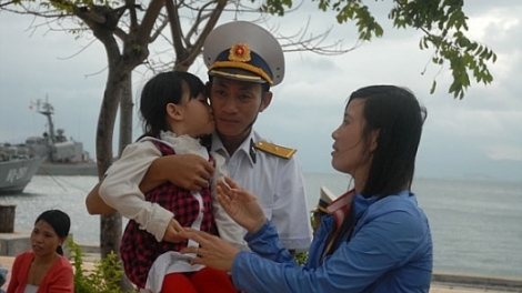 Trải lòng người vợ lính đảo Trường Sa (12/2/2018)