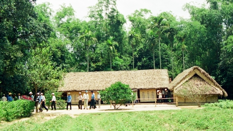 Người dân khắp mọi miền Tổ quốc về thăm quê Bác ngày đầu năm mới. (Thời sự chiều 17/02/2018)