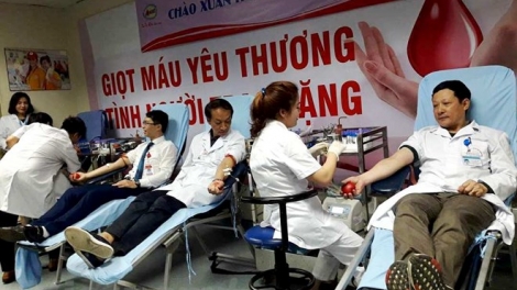 Viện Huyết học - Truyền máu Trung ương tham gia hiến máu tại Ngày hội hiến máu “Chào Xuân hồng 2018”, sự kiện mở màn cho chuỗi hoạt động hiến máu trước thềm “Lễ hội Xuân hồng” năm nay (Thời sự chiều 22/2/2018)