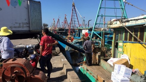 Nhiều chủ tàu tại miền Trung phải nằm bờ trước mùa biển mới do thiếu lao động đi biển (Thời sự đêm 23/2/2018)