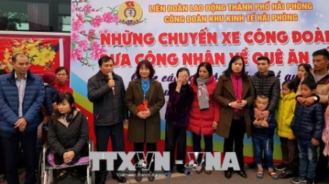 Hàng triệu công nhân đã được đoàn tụ với gia đình đón xuân mới từ những tấm vé nghĩa tình. (Thời sự trưa 14/02/2018)