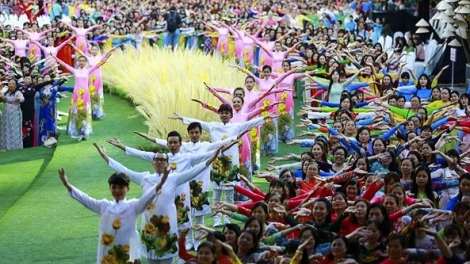 Hơn 3.000 tà áo dài tung bay rực rỡ trong màn đồng diễn áo dài tại phố đi bộ Nguyễn Huệ  (Thời sự trưa 04/03/2017)