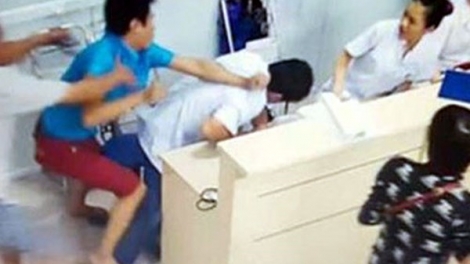 Để máu và nước mắt không vương trên áo Blue trắng vì thói côn đồ (1/3/2018)