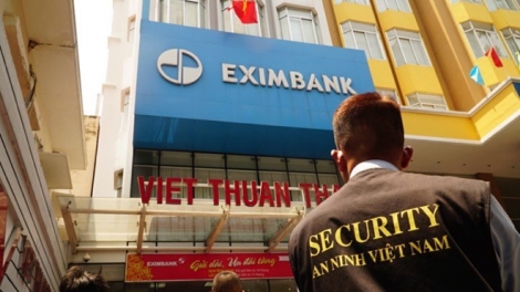 Khởi tố thêm 3 nhân viên ngân hàng trong vụ khách hàng mất 245 tỷ đồng (Thời sự trưa 28/3/2018)
