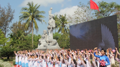 Lễ tưởng niệm 50 năm ngày 504 thường dân Sơn Mỹ bị thảm sát diễn ra sáng nay tại khu chứng tích Sơn Mỹ, tỉnh Quảng Ngãi (Thời sự trưa 16/3/2018)