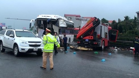 Chiều nay, trên cao tốc Pháp Vân - Cầu Giẽ liên tiếp xảy ra nhiều vụ tai nạn giao thông khiến tuyến đường này ùn tắc nhiều giờ (Thời sự đêm 18/3/2018)