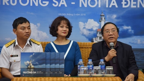 Nữ nhà báo đầu tiên ra sách ảnh về Trường Sa (15/3/2018)