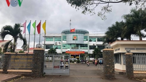 Ủy ban nhân dân tỉnh Đắk Lắk chỉ đạo tạm dừng việc chấm dứt hợp đồng đối với các giáo viên tại huyện Krông Pách để tìm hướng giải quyết hợp lý theo quy định (Thời sự đêm 11/3/2018)