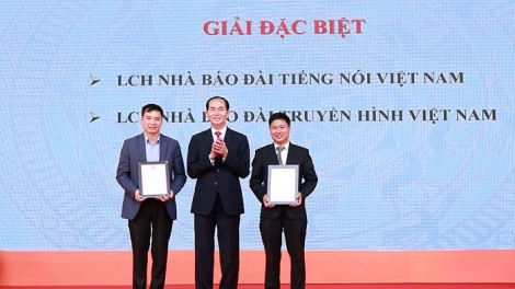 Chủ tịch nước Trần Đại Quang thăm một số gian hàng và dự lễ bế mạc Hội báo toàn quốc 2018 (Thời sự chiều 18/3/2018)