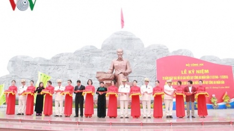 Chủ tịch quốc hội Nguyễn Thị Kim Ngân dự Lễ kỷ niệm 70 năm Ngày Bác Hồ có Sáu điều dạy Công an nhân dân và khánh thành Khu lưu niệm Sáu điều Bác Hồ dạy Công an nhân dân, tại xã Nhã Nam, huyện Tân Yên, tỉnh Bắc Giang (Thời sự trưa 11/3/2018)