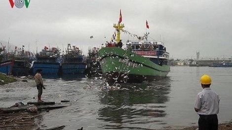 Đội tàu đóng mới theo Nghị định 67 của ngư dân thành phố Đà Nẵng có biểu hiện làm ăn thua lỗ, ngư dân để tàu nằm bờ, bỏ đi nơi khác “lánh nợ” khiến các ngân hàng lo lắng (Thời sự chiều 1/4/2018)