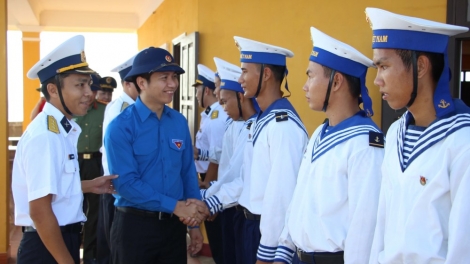Tình cảm của những người lính hải quân thực hiện nhiệm vụ đưa những đoàn công tác đến với Trường Sa (14/4/2018)