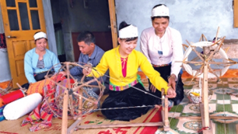 Nghệ nhân khôi phục nghề dệt thổ cẩm ở xứ Mường Bi, Hòa Bình (19/4/2018)