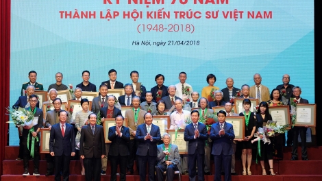 Dự lễ kỷ niệm 70 năm thành lập Hội Kiến trúc sư Việt Nam, Thủ tướng Nguyễn Xuân Phúc đề nghị cần định hướng kiến trúc Việt Nam trước những biến đổi về môi trường (Thời sự chiều 21/4/2018)