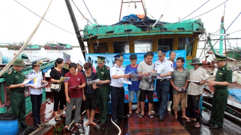 Cảnh sát biển tăng cường phổ biến quy định pháp luật cho ngư dân (9/4/2018)