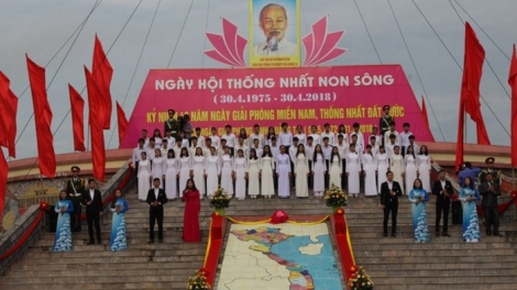 Kỷ niệm 43 năm Ngày Giải phóng miền Nam, thống nhất đất nước, Lễ thượng cờ thống nhất non sông diễn ra tại di tích lịch sử đôi bờ Hiền Lương – Bến Hải, tỉnh Quảng Trị (30/4/2018)