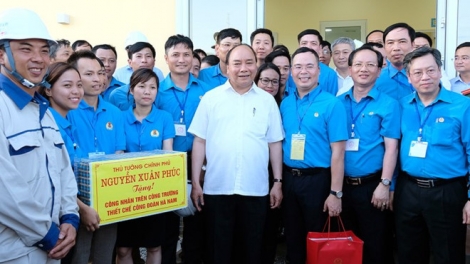 Chuẩn bị cho cuộc đối thoại với công nhân lao động phía Bắc diễn ra vào ngày 20/5, Thủ tướng Nguyễn Xuân Phúc đến thăm dự án xây dựng khu thiết chế Công đoàn tại Khu Công nghiệp Đồng Văn II, thăm khu nhà trọ công nhân tại xã Bạch Thiện, huyện Duy Tiên, tỉnh Hà Nam (Thời sự đêm 19/5/2018)