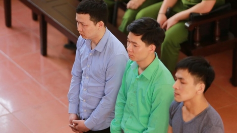 Sau sự cố chạy thận nhân tạo tại bệnh viện Đa khoa tỉnh Hòa Bình hồi năm ngoái làm 8 người tử vong, người nhà nạn nhân muốn tòa tuyên bác sĩ Hoàng Công Lương vô tội (Thời sự trưa 8/5/2018)