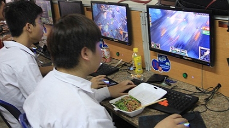 Nguy cơ tiềm ẩn khi trẻ em chơi game online quá nhiều trong kỳ nghỉ hè (31/5/2018)