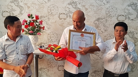 Đà Nẵng khen thưởng 2 du khách nước ngoài dũng cảm cứu trẻ em trong vụ hỏa hoạn (Thời sự đêm 2/5/2018)