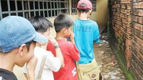 Nhà vệ sinh trường học, nỗi ám ảnh của học sinh (24/5/2018)