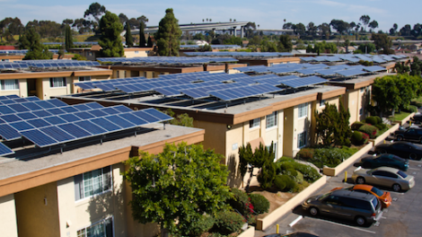 Phát triển mô hình “căn hộ xanh” tại California của Mỹ bằng việc yêu cầu các căn hộ phải lắp tấm thu năng lượng mặt trời (3:13 giây)