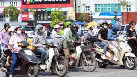 Nắng nóng gay gắt trên diện rộng tại các tỉnh miền Bắc và miền Trung khiến sinh hoạt của người dân bị đảo lộn (Thời sự trưa 25/5/2018)