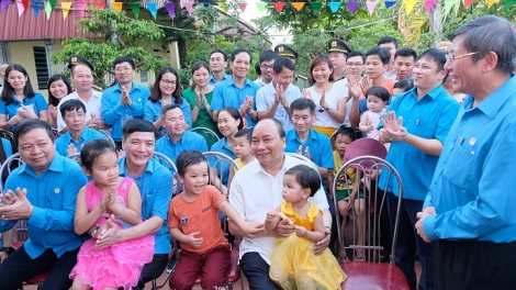 Thủ tướng Nguyễn Xuân Phúc gặp gỡ và đối thoại với hơn 800 công nhân lao động các khu công nghiệp vùng đồng bằng sông Hồng với chủ đề "Năng suất cao hơn, phúc lợi tốt hơn" (Thời sự trưa 20/5/2018)