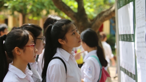 Điểm chuẩn vào lớp 10 tại các trường ở Hà Nội đều giảm khá mạnh, đặc biệt là những trường tốp đầu (Thời sự đêm 29/6/2018)