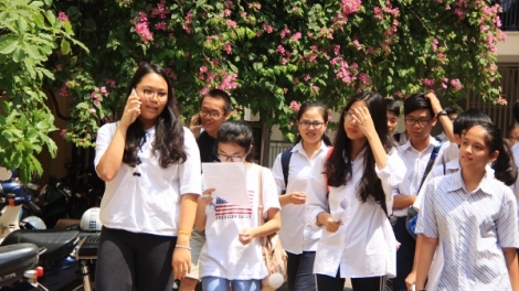 Hà Nội công bố điểm chuẩn vào lớp 10 của 4 trường Trung học phổ thông chuyên năm học 2018 - 2019, trong đó mức điểm cao nhất là Trường Trung học phổ thông chuyên Hà Nội - Amsterdam (Thời sự chiều 28/6/2018)