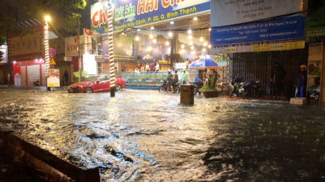 Nhiều tuyến đường Thành phố Hồ Chí Minh lại ngập sâu đến nửa mét trong đêm dù có siêu máy bơm (Thời sự trưa 2/6/2018)