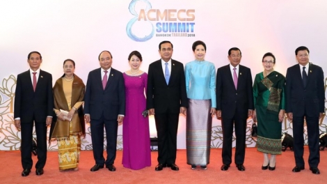 Thủ tướng Nguyễn Xuân Phúc cùng các nhà Lãnh đạo thành viên ACMECS thông qua Tuyên bố Bangkok và Kế hoạch tổng thể ACMECS giai đoạn 2019 – 2023 với mục tiêu đưa khu vực này trở thành một trung tâm kinh tế kết nối thông suốt và hội nhập mạnh mẽ (Thời sự trưa 16/6/2018)