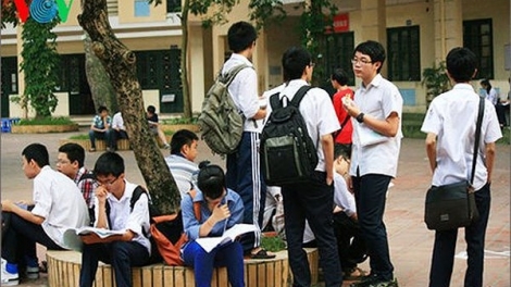 Nhiều phụ huynh và học sinh Hà Nội lo lắng không trúng tuyển vào lớp 10 công lập (Thời sự trưa 23/6/2018)