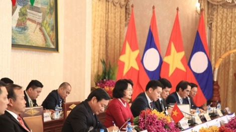 Nhận lời mời của đồng chí Phankham Viphavanh, Phó chủ tịch nước Cộng hòa dân chủ nhân dân Lào, hôm nay, Phó Chủ tịch nước Đặng Thị Ngọc Thịnh cùng đoàn đại biểu cấp cao nước ta, bắt đầu chuyến thăm Lào từ 19 đến 22/6 (Thời sự đêm 19/6/2018)
