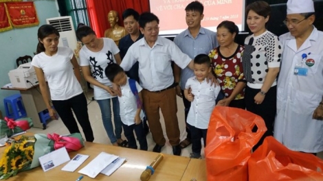 Hai đứa trẻ bị trao nhầm cách đây 6 năm tại Hà Nội được đoàn tụ với cha mẹ đẻ (Thời sự chiều 19/7/2018)