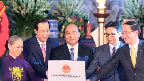 Thủ tướng Nguyễn Xuân Phúc dự Lễ trao bằng Tổ quốc ghi công và khai trương Cổng thông tin điện tử về liệt sĩ, mộ liệt sĩ (Thời sự đêm 26/7/2018)