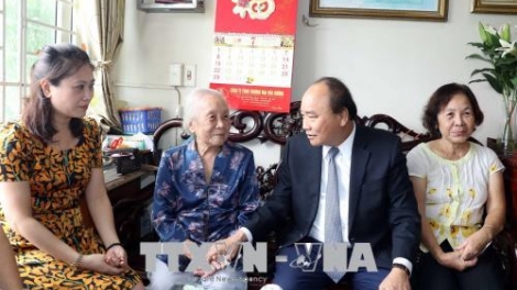 Thủ tướng Nguyễn Xuân Phúc thăm các gia đình liệt sỹ tại Hà Nội (Thời sự chiều 26/7/2018)