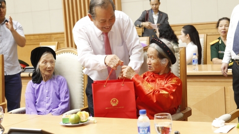 Phó Thủ tướng Trương Hòa Bình: Phải tăng cường quan tâm đến đời sống của người có công, gia đình chính sách (Thời sự đêm 6/7/2018)