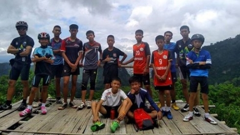 Chiều tối nay, 5 thành viên còn lại của đội bóng đá bị kẹt trong hang Tham Luang, tỉnh Chiềng Rai, Thái Lan được lực lượng cứu hộ đưa ra ngoài an toàn. Kết thúc thành công chiến dịch giải cứu (Thời sự đêm 10/7/2018)