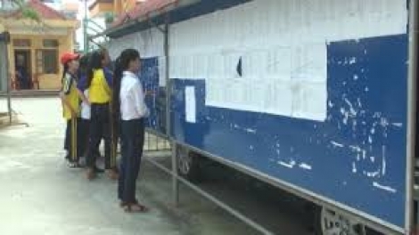 Hà Nội và thành phố Hồ Chí Minh công bố điểm chuẩn trúng tuyển vào lớp 10 các trường trung học phổ thông công lập năm học 2018-2019, trong đó nhiều trường có mức điểm thấp hơn nhiều so với năm ngoái (Thời sự 4/7/2018)