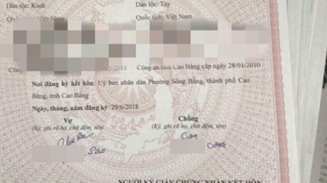 Giấy đăng ký kết hôn của đôi vợ chồng chênh lệch 35 tuổi ở Cao Bằng bị lan truyền trên mạng xã hội trong lúc họ còn chưa được cầm tờ giấy này (10/7/2018)