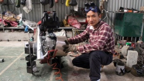 Gặp gỡ nhà sáng chế không chuyên với chiếc máy nông nghiệp có 15 chức năng (12/7/2018)