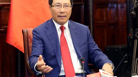 "Cần đổi mới tư duy hội nhập để bắt kịp tình hình quốc tế"-. Đây là yêu cầu của Phó thủ tướng Bộ trưởng Bộ ngoại giao Phạm Bình Minh tại Hội nghị Ngoại vụ lần thứ 19, diễn ra hôm nay tại Hà Nội (Thời sự đêm 12/8/2018)