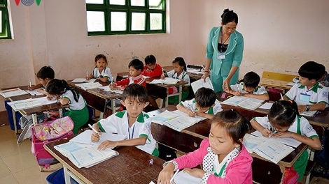 Cà Mau chưa cắt hợp đồng với hơn 1.000 giáo viên dôi dư sau khi tỉnh tổ chức rà soát, sắp xếp các điểm trường lẻ (Thời sự đêm 4/8/2018)