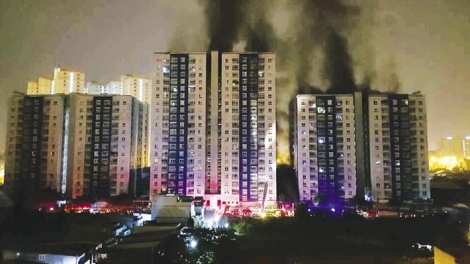 Khởi tố, bắt tạm giam Trưởng ban quản lý chung cư Carina Quận 8, Thành phố Hồ Chí Minh về hành vi "vi phạm quy định về phòng cháy chữa cháy" (Thời sự trưa 9/8/2018)